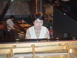 曽根田さんの演奏風景