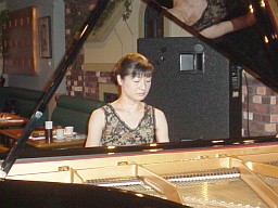 勝又さんの演奏風景