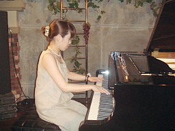 杉浦さんの演奏風景