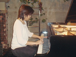戸村さんの演奏風景