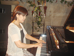 戸村さんの演奏風景